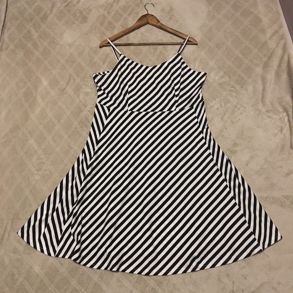 Dresses & Skirts - Black and White striped dress XXL nwot
